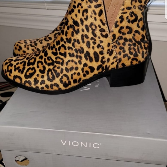 Vionic Boot - Picture 2 of 4